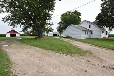 1854 Nathen Bethel Ave, Independence, IA 50644