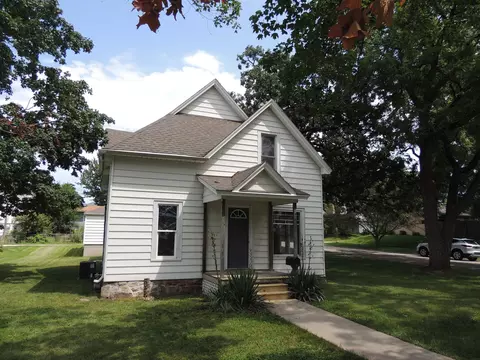 1405 W 3rd, Cedar Falls, IA 50613