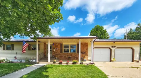 112 Prospect Ct, Manchester, IA 52057