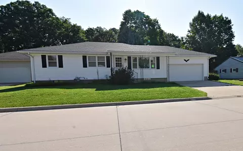 208 12th Ave N E, Independence, IA 50644
