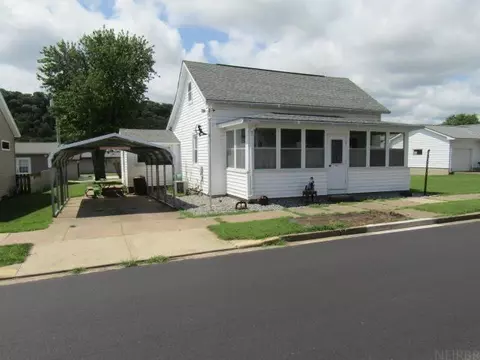 814 S 1st St, Guttenberg, IA 52052
