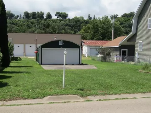 322 N 2nd St, Guttenberg, IA 52052