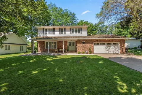1111 Carriage Ln, Cedar Falls, IA 50613