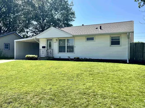 1633 Oakwood Dr, Waterloo, IA 50703