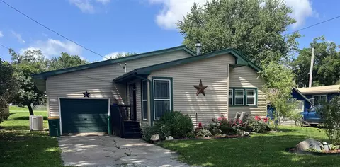 911 SW 7th Ave, Independence, IA 50644