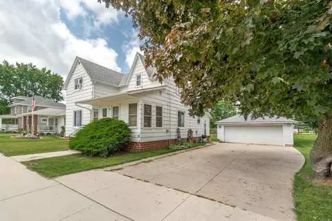 414 E 1st St, Sumner, IA 50674 photo 2