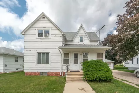 414 E 1st St, Sumner, IA 50674