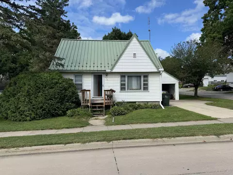 210 NE 3rd St, Waukon, IA 52172