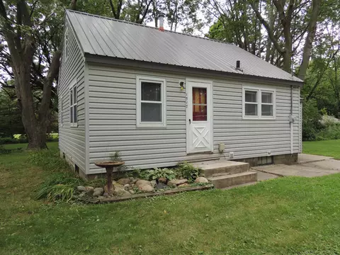 1517 W Lone Tree Rd, Cedar Falls, IA 50613