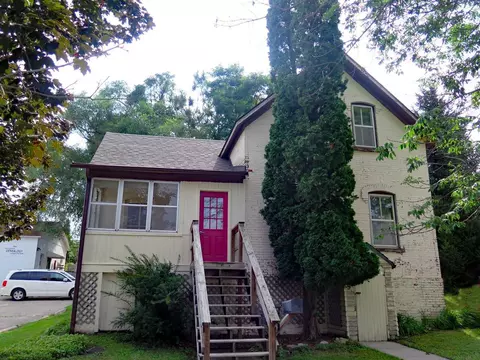 810 River St, Decorah, IA 52101