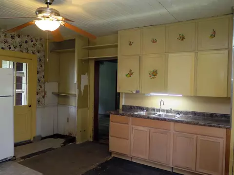 810 River St, Decorah, IA 52101 photo 2