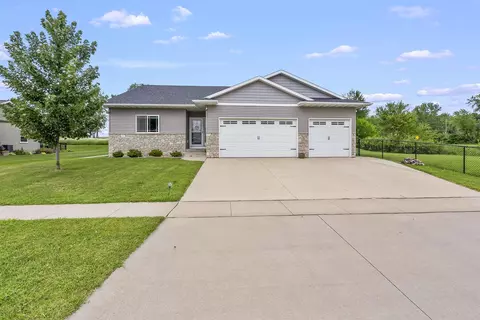 2718 Green Creek Rd, Cedar Falls, IA 50613