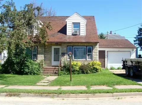 305 SW 1 Ave, Waukon, IA 52172