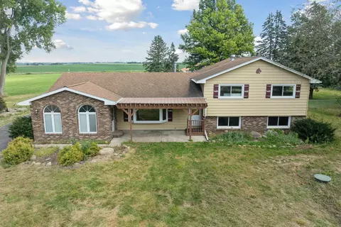 9302 Leversee Rd, Cedar Falls, IA 50613