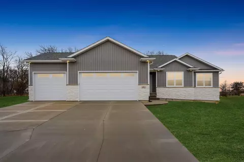185 Eagle Ridge Dr, Waverly, IA 50677