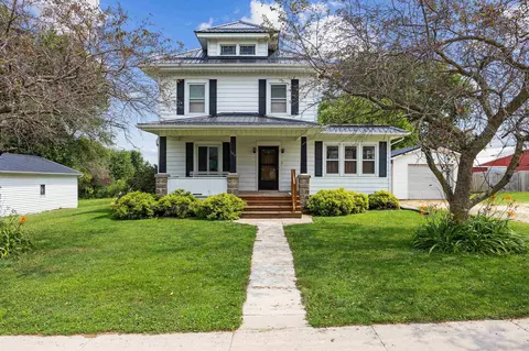 106 S High St, Greeley, IA 52050