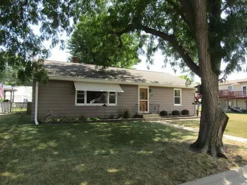 627 N Second St, Guttenberg, IA 52052