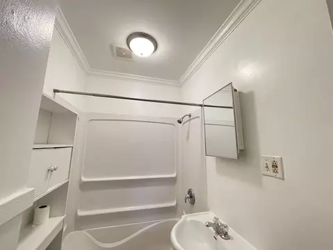 Bath - 718 Wallgate Ave, Waterloo, IA 50701 photo 1 of 2