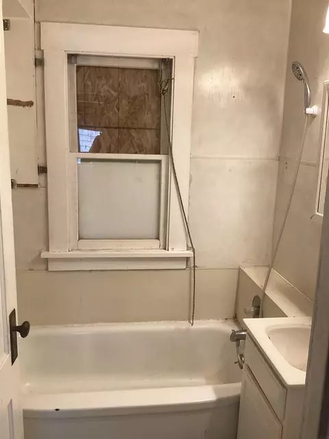 Bath - 806 Marsh St, Waterloo, IA 50701 photo 1 of 2