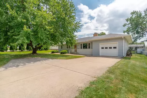 1140 E Ridgeway Ave, Waterloo, IA 50702 photo 2