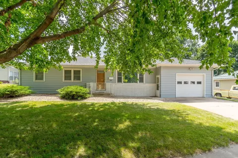 1140 E Ridgeway Ave, Waterloo, IA 50702