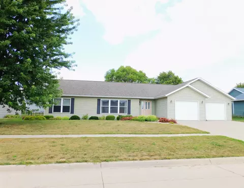 220 Fairview Dr, Manchester, IA 52057