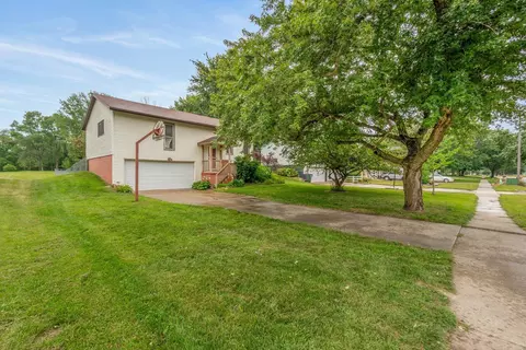 2721 Hiawatha Rd, Cedar Falls, IA 50613