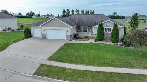 1610 Palmer Ct, Parkersburg, IA 50665