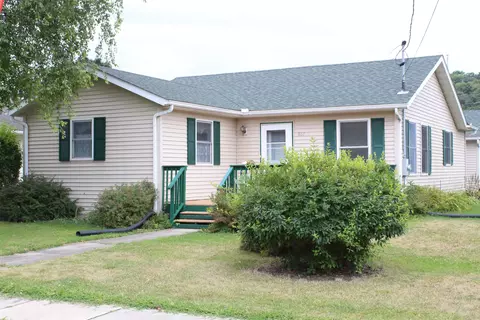807 River St, Decorah, IA 52101