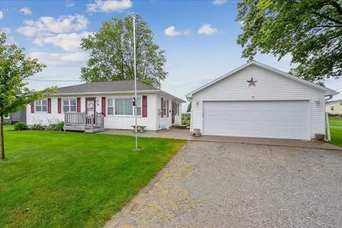 24 Eagle Rd, Waterloo, IA 50701