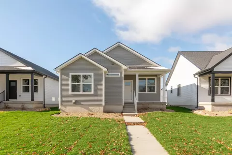 121 Axlewood Dr, Waterloo, IA 50701