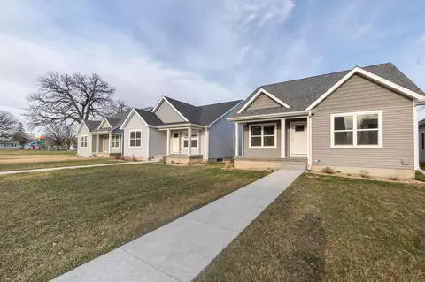 114 Axlewood Dr, Waterloo, IA 50701