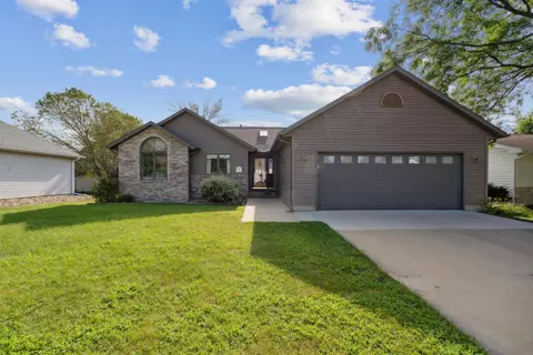 544 Fireside Dr, Cedar Falls, IA 50613