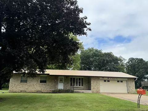 109 Hillside Dr, Charles City, IA 50616