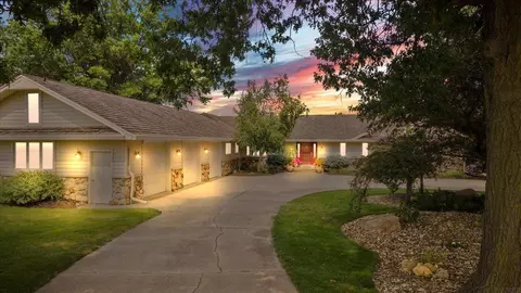 3606 Skyview Dr, Cedar Falls, IA 50613