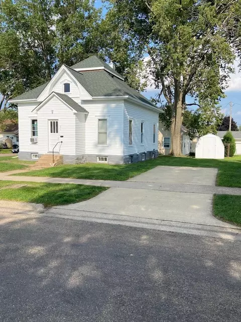 402 Pine St, Reinbeck, IA 50669