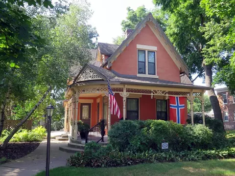 503 W Broadway, Decorah, IA 52101