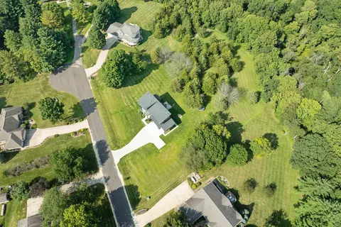 102 Rustic Hills Cir, Denver, IA 50622