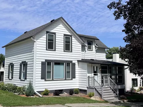 610 Vernon St, Decorah, IA 52101