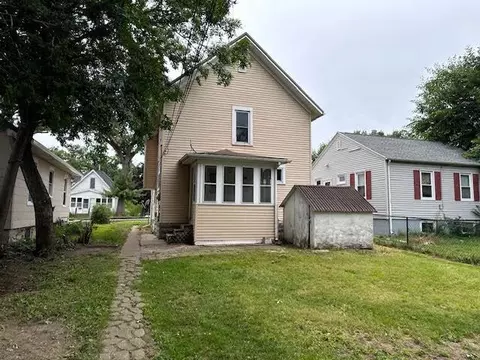 1020 NE Center Point Rd, Cedar Rapids, IA 52402