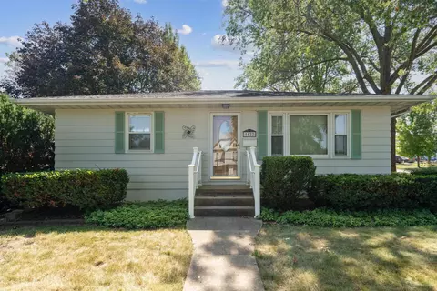 1422 Parkway Ave, Cedar Falls, IA 50613