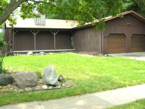 887 Maucker Rd, Cedar Falls, IA 50613