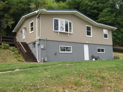 326 N Bluff St, Guttenberg, IA 52052