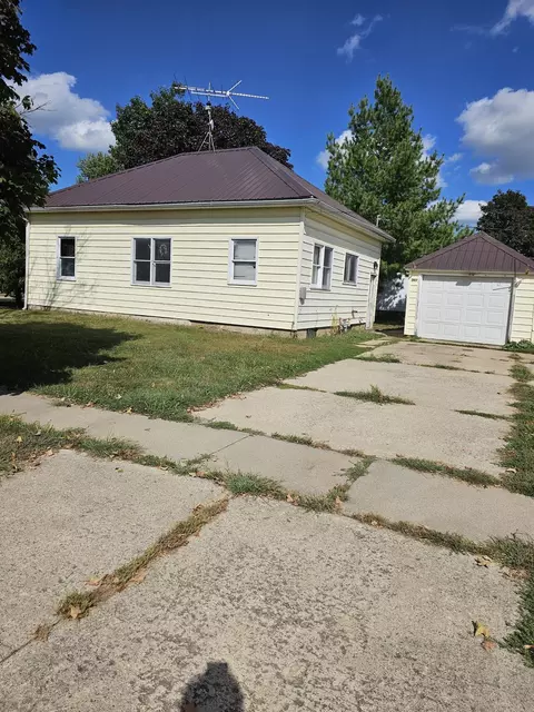 203 E Mill St, Fredericksburg, IA 50630