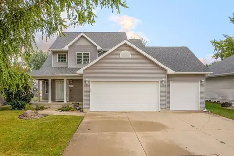 5313 Glacier Dr, Cedar Falls, IA 50613