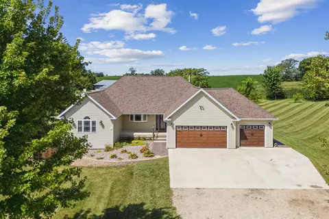 346 Picnic Woods Dr, Waukon, IA 52172