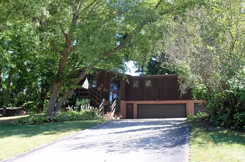 105 Maplewood Dr, Denver, IA 50622