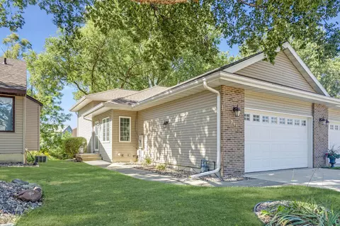 711 Stanwood Dr, Cedar Falls, IA 50613
