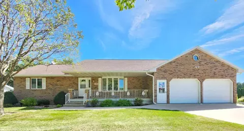 104 Parkview Ct, Colesburg, IA 52035