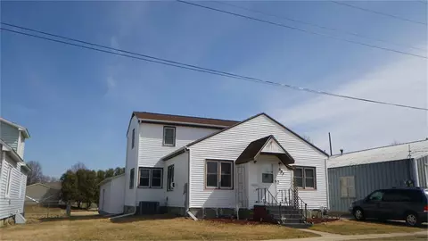 604 5th St, Grundy Center, IA 50638